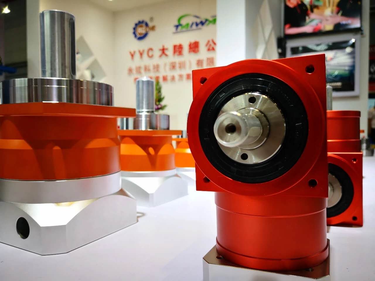 進口精密行星減速機PD90/110X系列（三弧分斜齒法蘭輸出）齒輪一體化